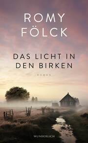 Eine Landschaft der Lüneburger Heide im morgenlichen Bodennebel durch den das Licht der Sonne bricht