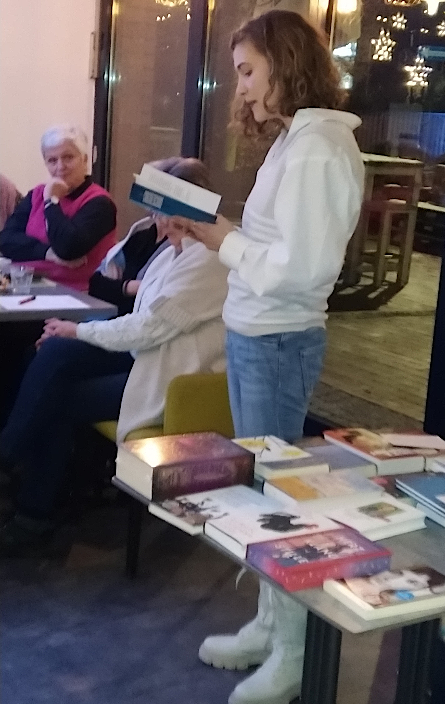 Symbolbild Buchgenussabend mit Überraschungsgast im Herbst 2023 in der Kostbar