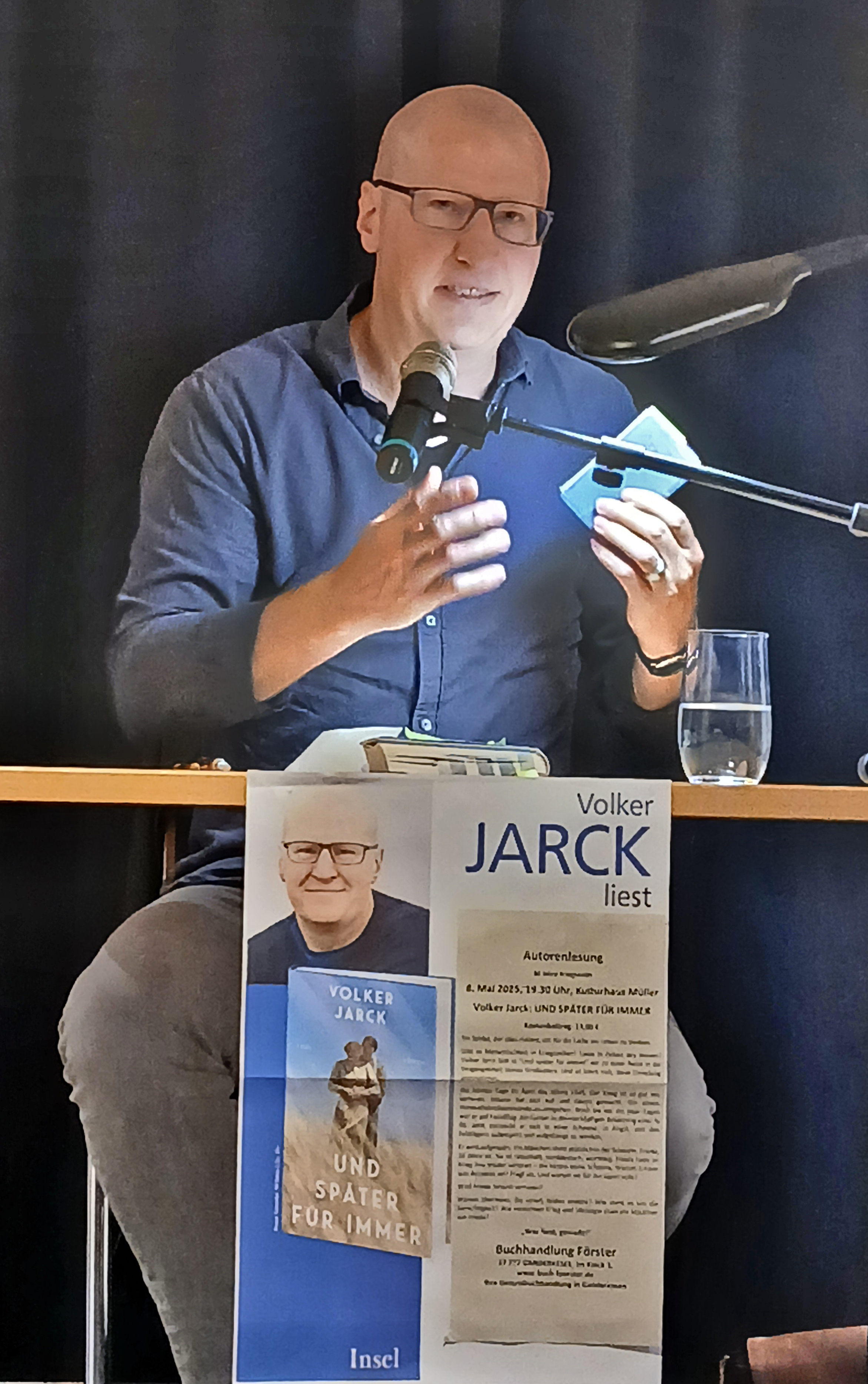 Volker Jarck präsentiert auf dem Autorenabend am 8. Mai 2025 das Tagebuch seines Großvaters von 1944