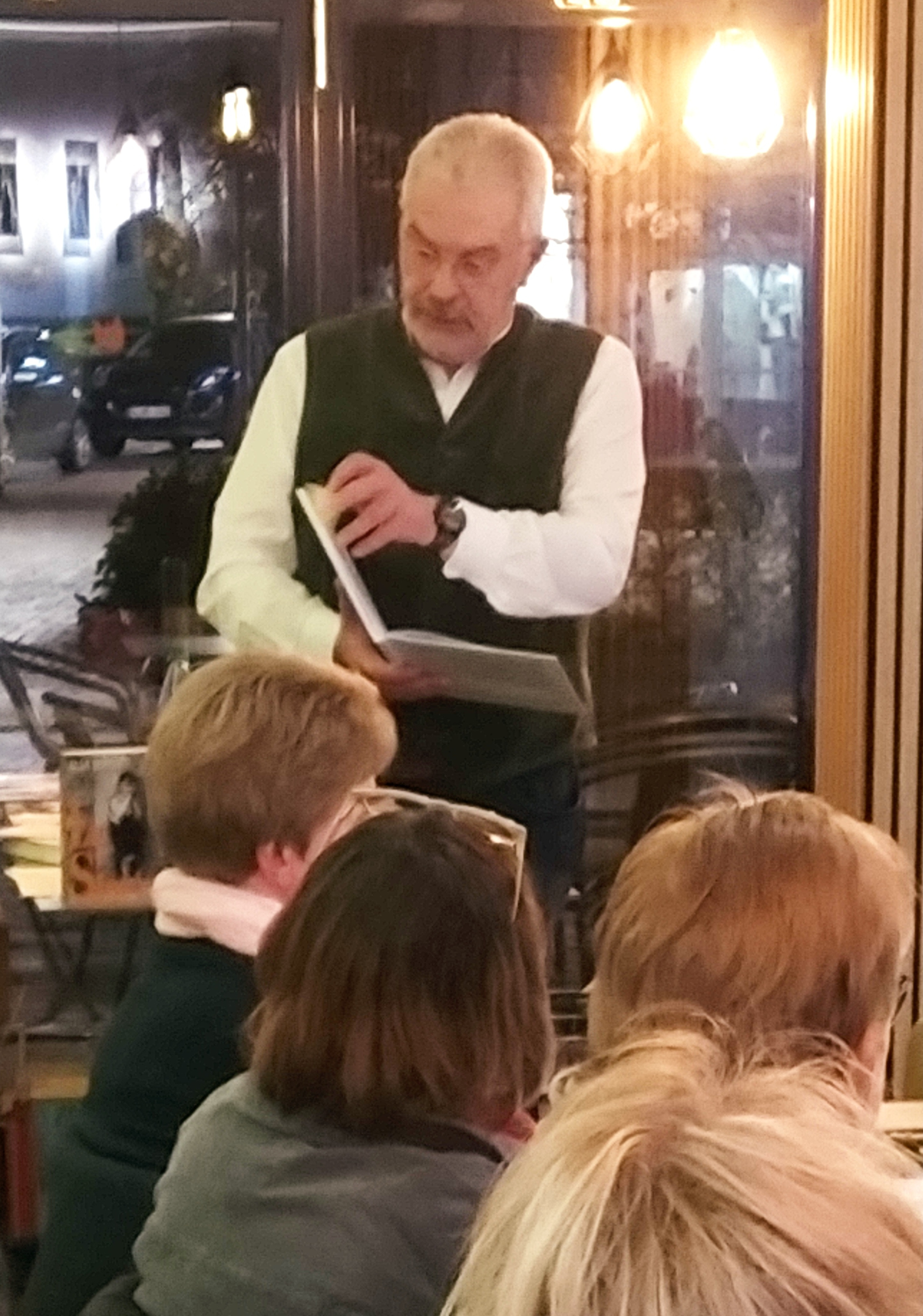 Hans WEerner Aschoff stellt am 4. November 2024 sein Gästebuch vor