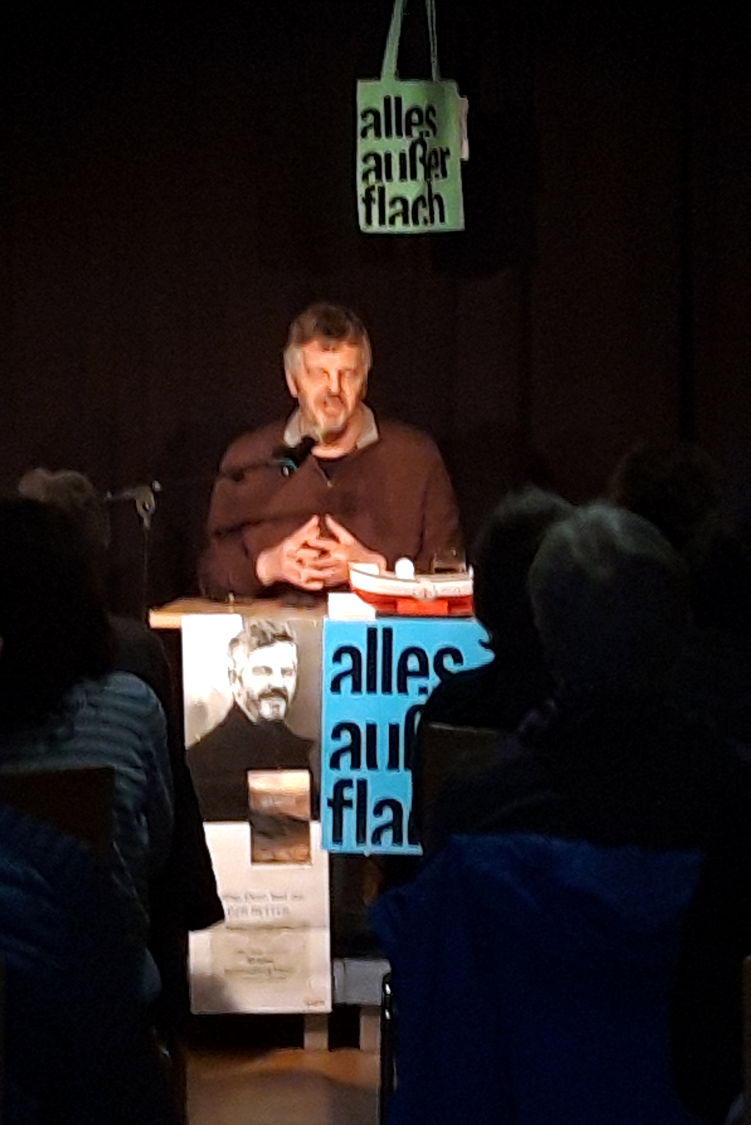 Im voll besetzten Kulturhaus Müller stellte Mathijs Deen am 22. April 2024 seinen Roman "Der Retter" vor. Da dieser Roman im Milieu der Seenotretter spielt war auch ein Sammelschiff der "Deutschen Gesellschaft zur Rettung Schiffsbrüchiger" auf gestellt das von den Besuchern gut gefüllt wurde.