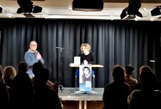 Katja Keweritsch wird zu ihrer Lesung im Kulturhaus Müller begrüßt