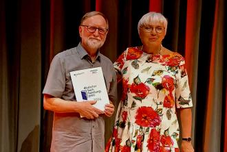Claudia Roth überreicht den Deutschen Buchhandlungspreis 2024 an Gustav Förster